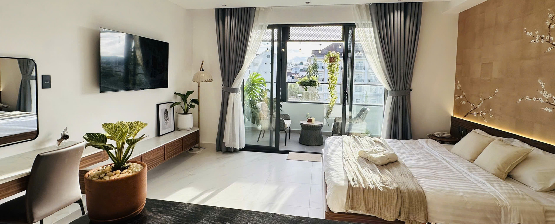 Chúng tôi là LIORA HOTEL